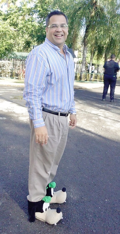 MARCOS CRUZ CON ZAPATOS DE TRIBILIN GUFFY (2)