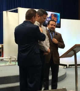 Pese a que elAlcalde Marcos Cruz es un católico reconocido, estuvo presente en un servicio de una Iglesia Evangélica donde oraron por él