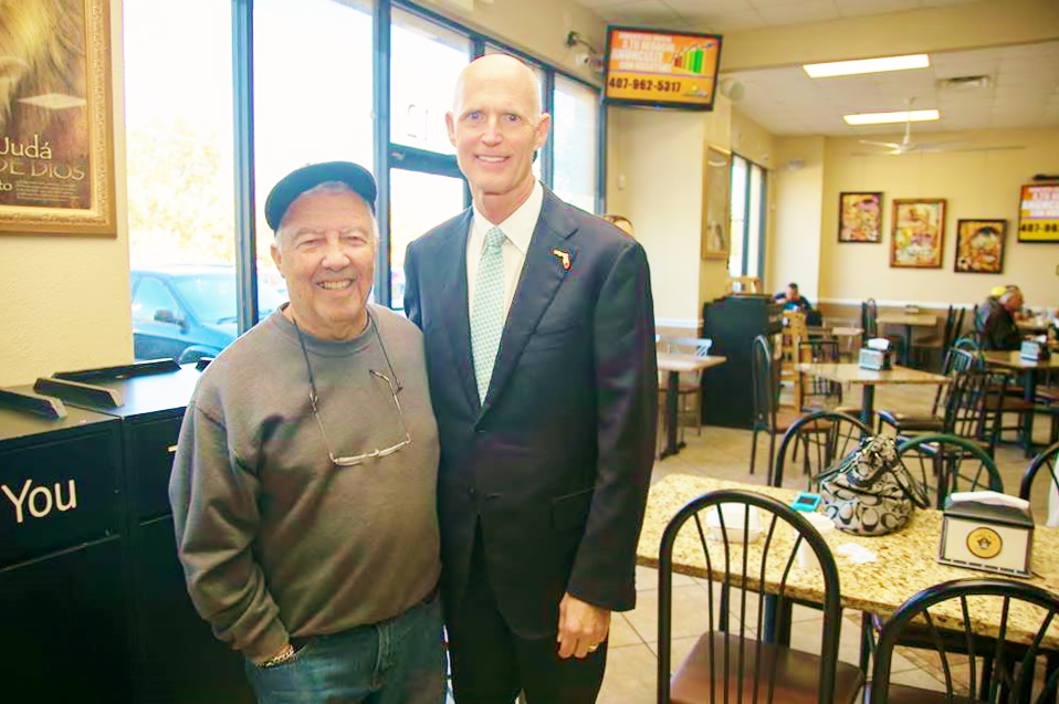 PEDRO BRULL CON EL GOBERNADOR DE FLORIDA RICK SCOTT EN MELAO BAKERY DE KISSIMMEE (2)