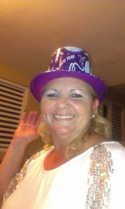 En otros años pensaba en el suicidio como alternativa final a sus angustias. Un día descubrió el valor de la vida y ahora aprovecha cada oportunidad para dar un abrazo y tocar la vida de los que ya no tienen esperanzas y como una pequeña diosa, extiende el tiempo de las personas que lo necesitan,,,