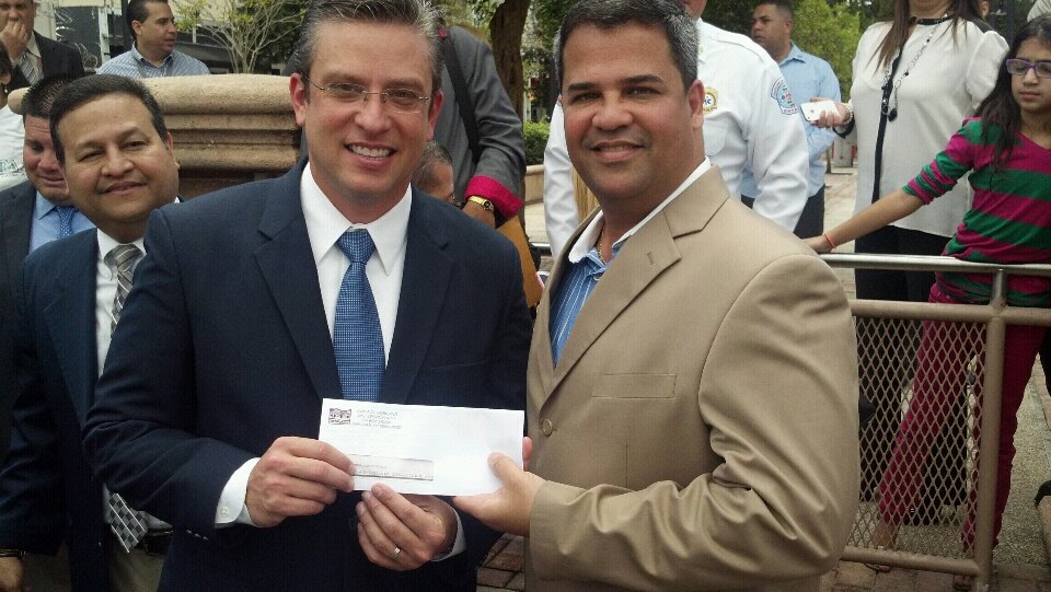 Gobernador entrega dinero al Alcalde por fondos del sistema 911