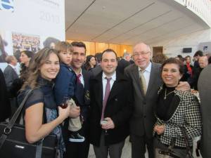 Joel, su esposa Christine y su hijo con familiares y amigos 