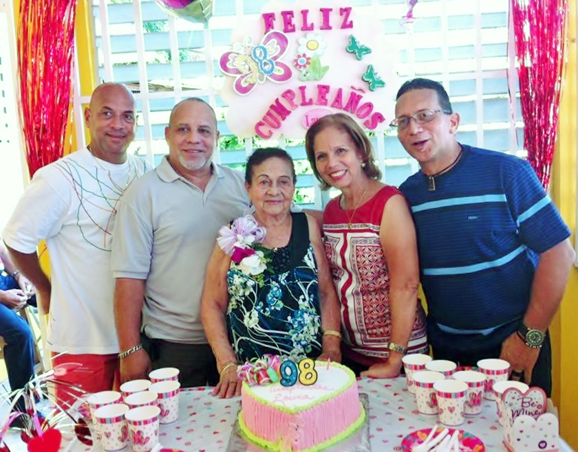 LAURA MARRERO Y SUS CUATRO HIJOS