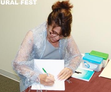 MARIA DE LEON FIRMANDO LIBROS