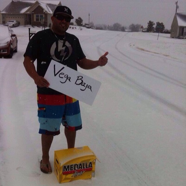 MLUSCO PIDIENDO PONPARA VEGA BAJA BAJO LA NIEVE