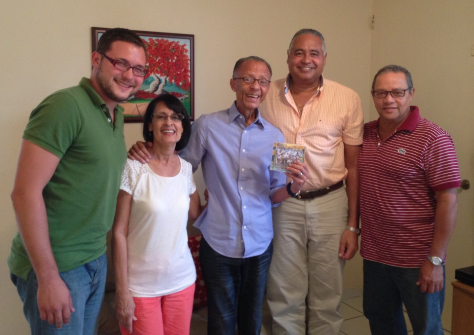 Hector Figueroa, su esposa Elizabeth y miembros de Salsa Timba Y Son