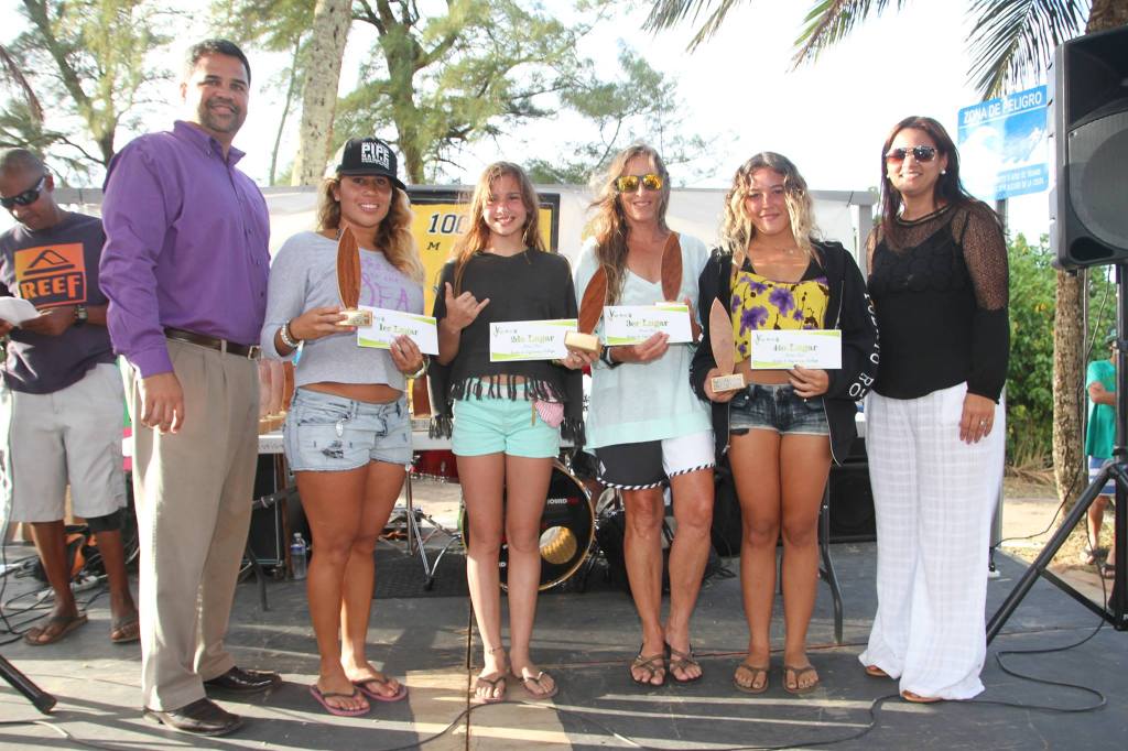 ALCALDE CON GANADORAS DE SURFING CONTEST
