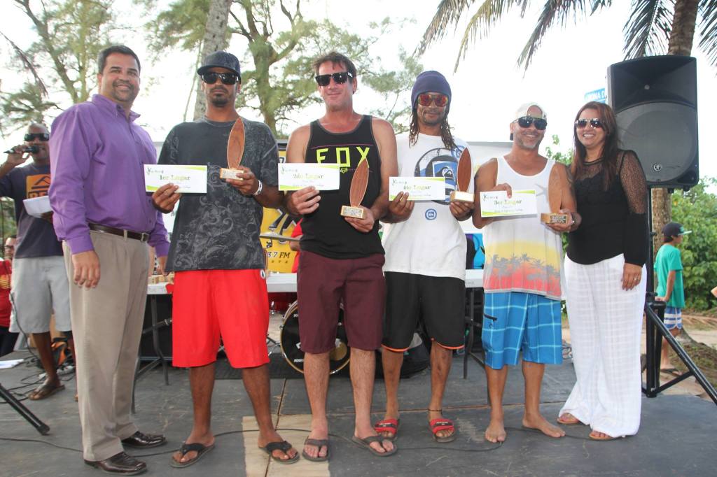 ALCALDE CON GANADORES DE SURFING CONTEST