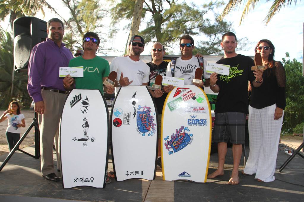 ALCALDE CON GANADORES DEL SURFING CONTEST 3