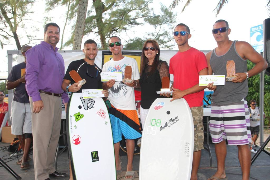 ALCALDE CON GANADORES DEL SURFING CONTEST EN CIUBUCO