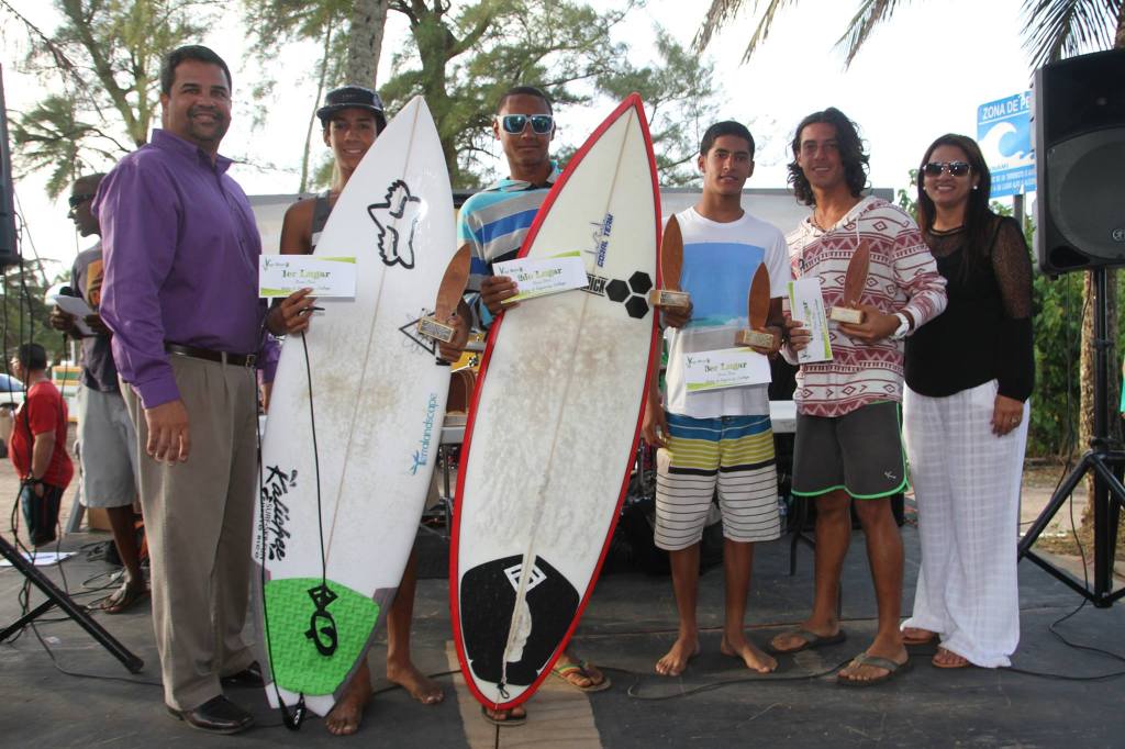 ALCALDE CON GANADORES DEL SURFING CONTEST2