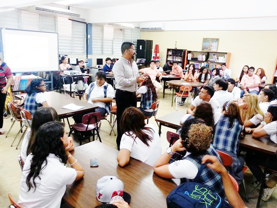 alcalde marcos cruz habla a los estudiantes de la juan quirindongo