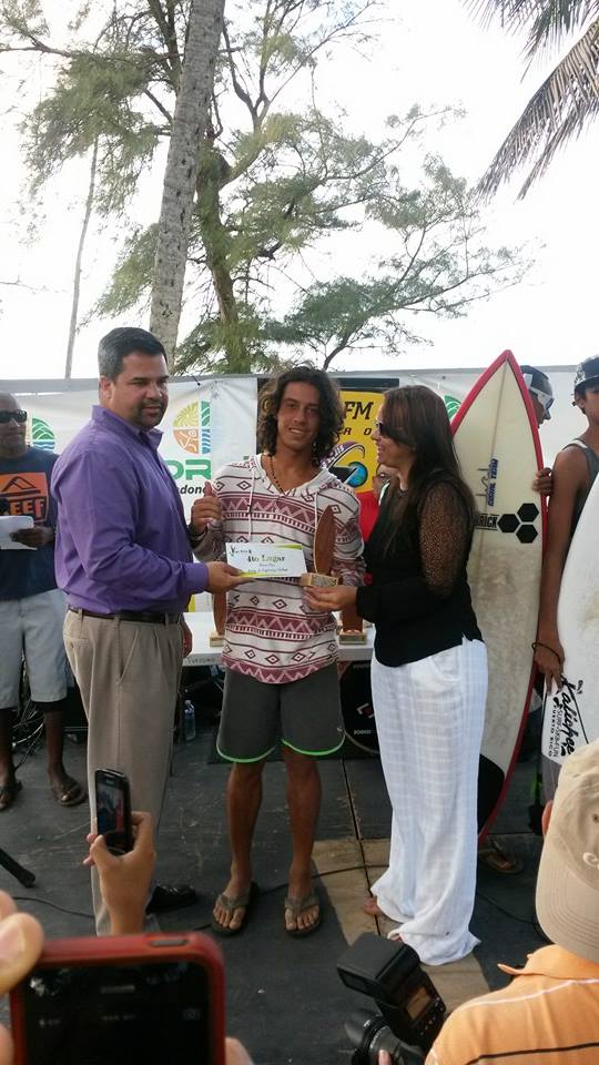 ALCALDE PREMIA A JULIO MELENDEZ