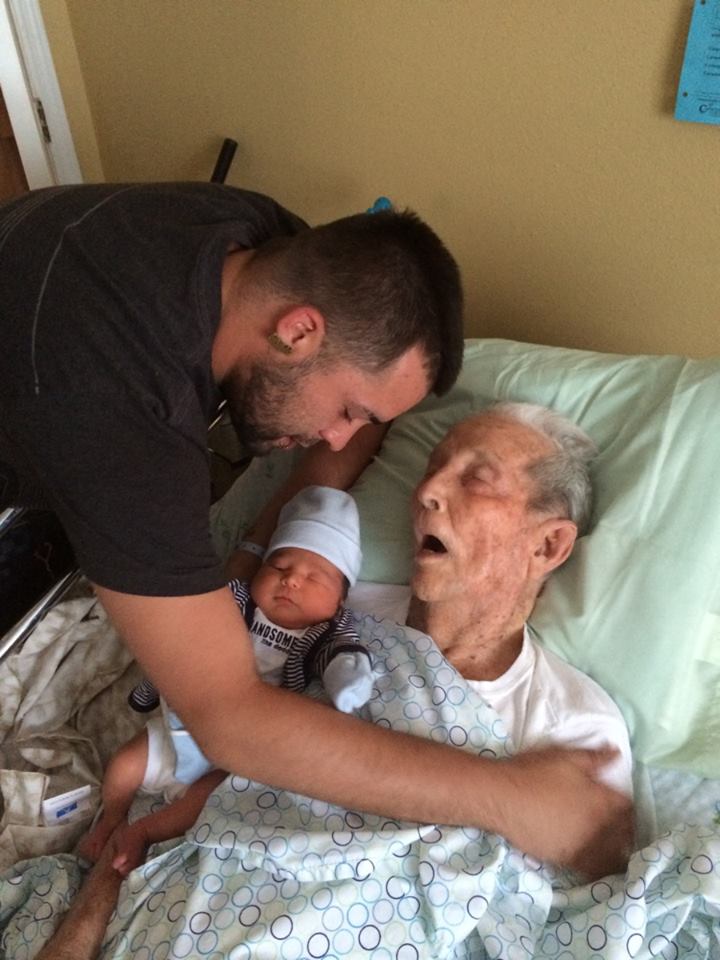 Pedro Valdes con su nuevo biznieto