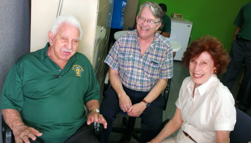 Esta pareja llegó hasta nuestra ciudad buscando las raíces del pasado de la dama, de apellido Guerra-Mondragón y visitaron a nuestro Nicolás (Tilín) Pérez, que a sus noventa años aun recuerda y nos cuenta historias del pasado vegabajeño