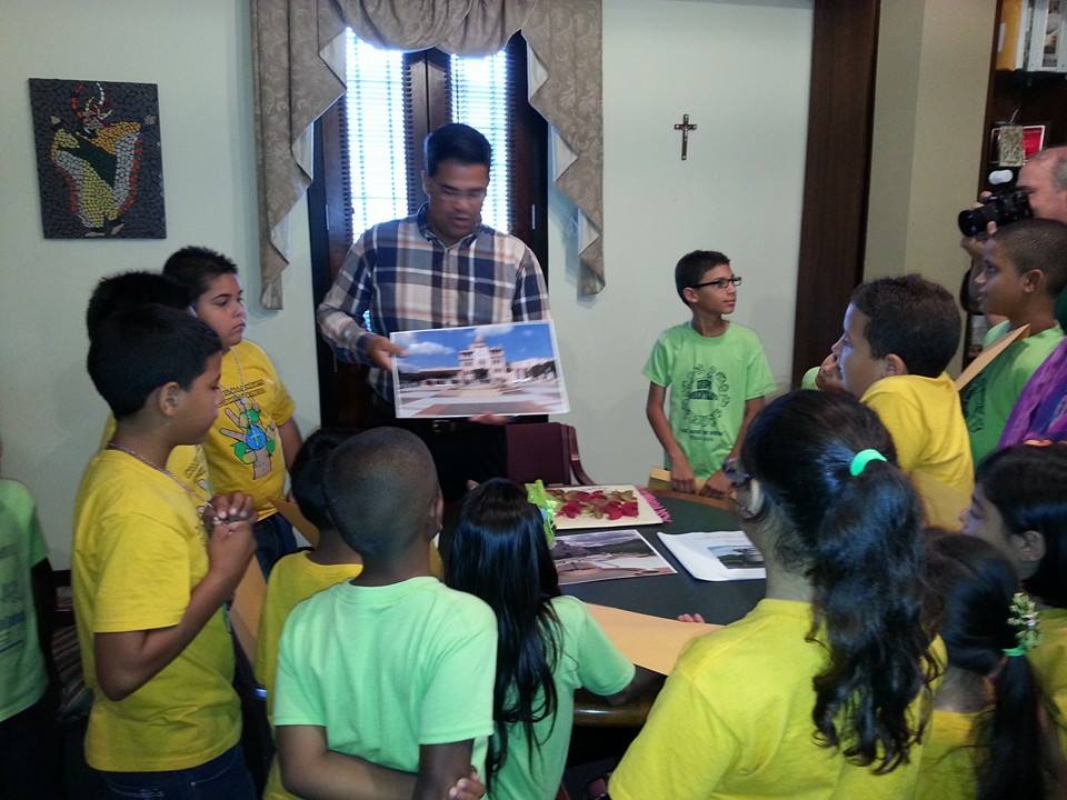 alcalde muestra proyectos a ninos de escuelas