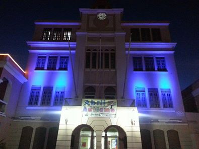 CASA ALCALDIA ILUMINADA DE AZUL POR EL AUTISMO