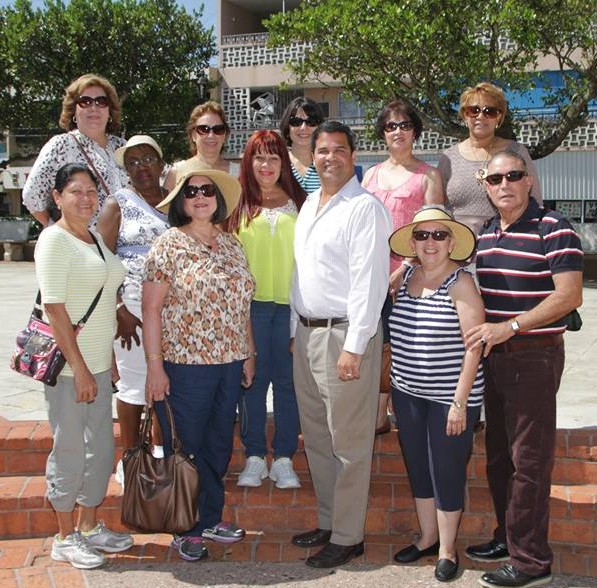 ALCALDE CON ESPOSAS DE VETERANOS