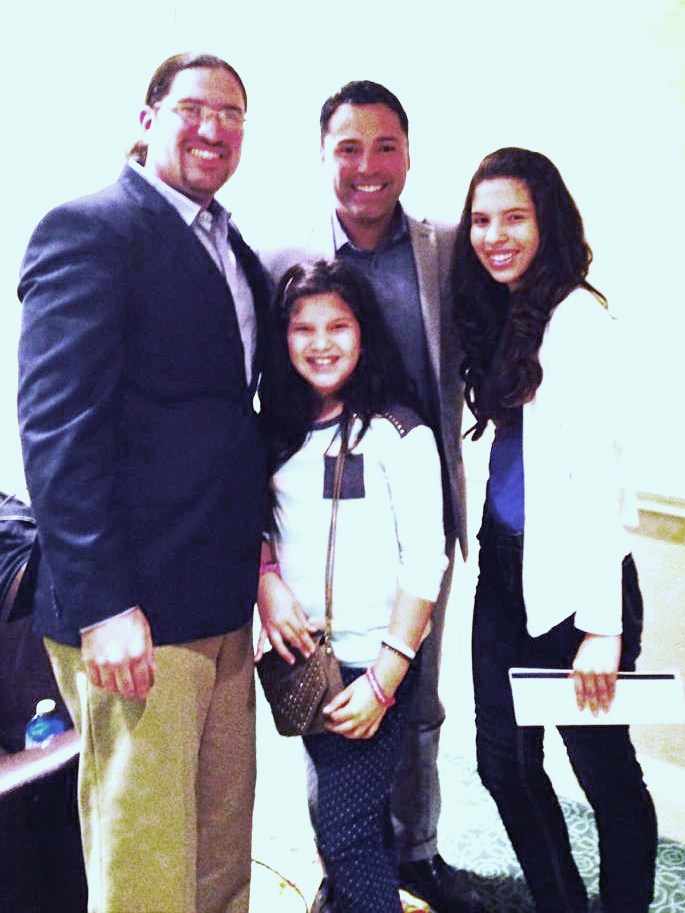 CARLITOS SUS HIJAS Y OSCAR DE LA HOYA