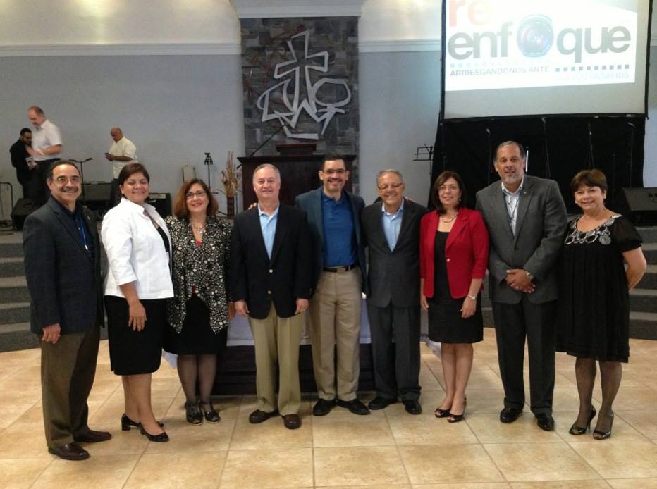 ministros sirviendo la santa cena en vega baja