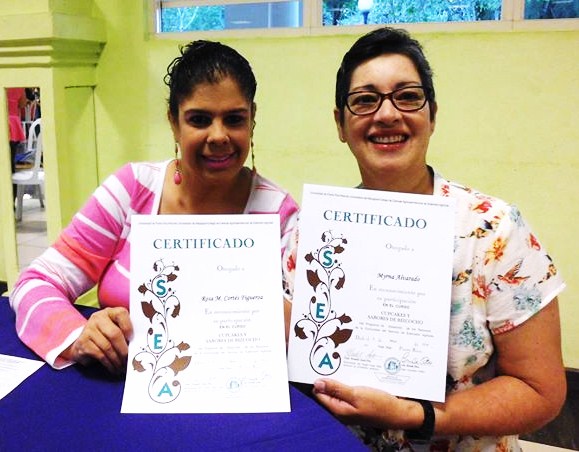 MYRNA ALVARADO Y ROSA CORTES RECIBEN SUS CERTIFICADOS