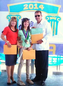 ROLANDO RIVERA GARRATON, ESPOSA E HIJA CON EL MEDALLERO