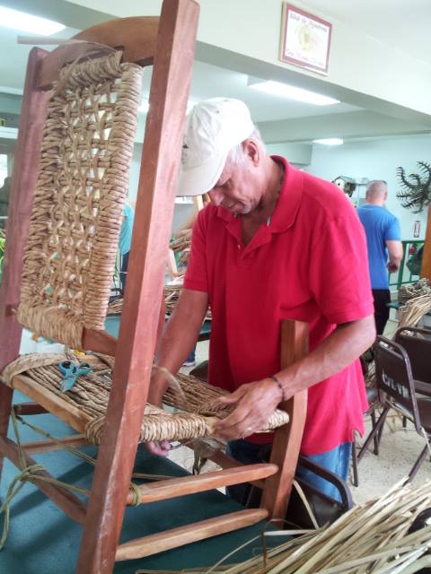 RUBI MELENDEZ TEJIDO DE MUEBLES EN EL CENTRO ARTESANAL