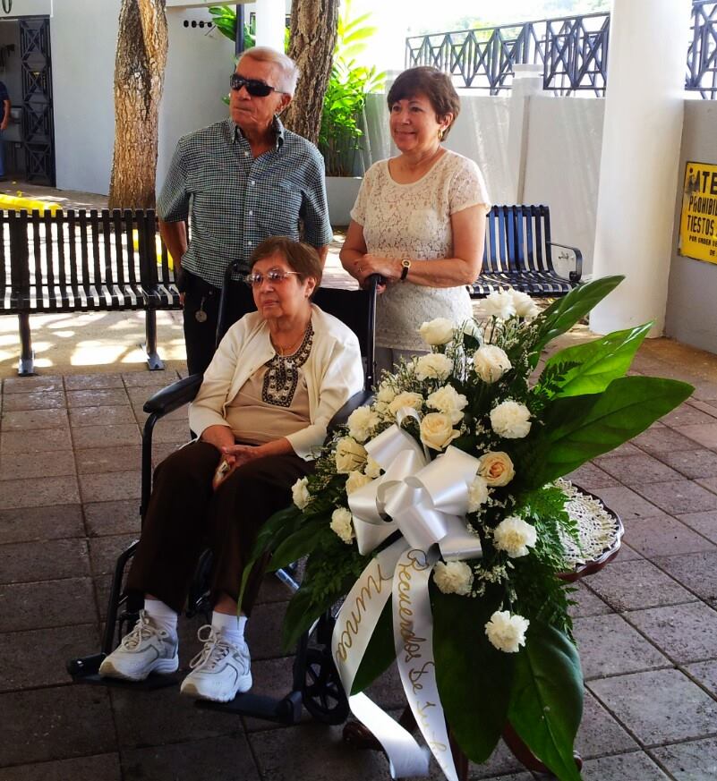 violeta landron ofrenda floral a fernanfdito