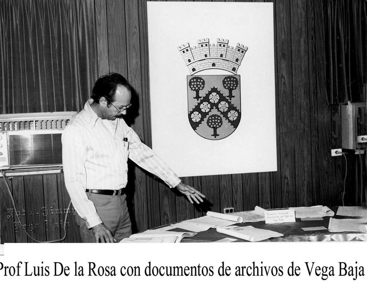 071-0 Profesor Luis de laRosa  señala Documentos  expuestos