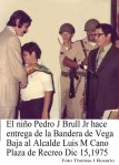 107-0 Alcalde LM Cano Recibe Bandera de Vega Baja del niño Pedro J Brull Jr