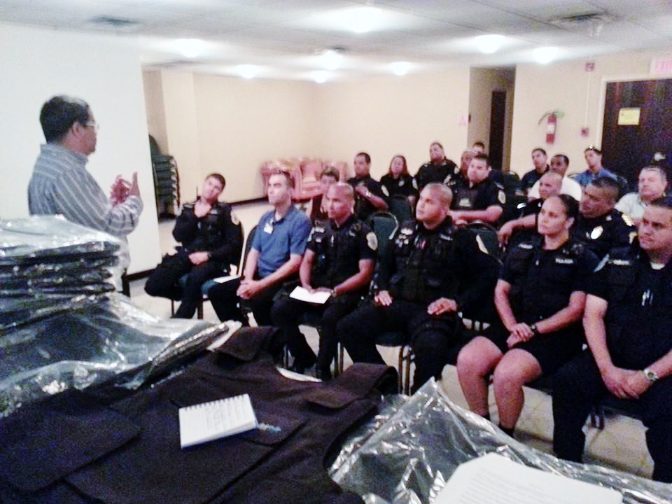 ALCALDE CON LOS POLICIAS