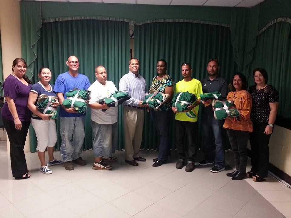 ENTREGA DE UNIFORMES A EMPLEADOS