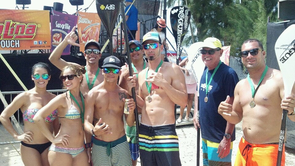 ganadores de la competencia paddle board  en la Playa Puerto Nuevo