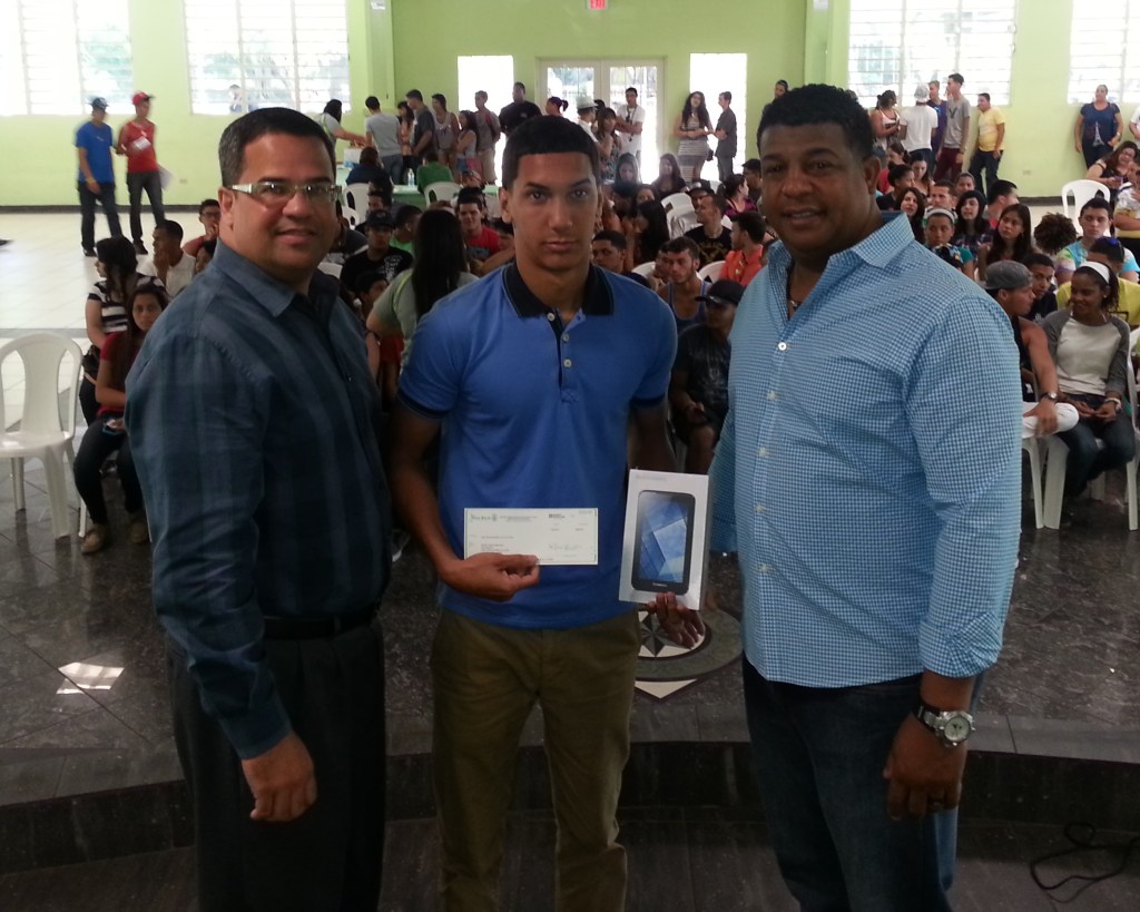 gobierno municipal entrega tablet y cheque a los participantes de mi primera experiencia en empleo