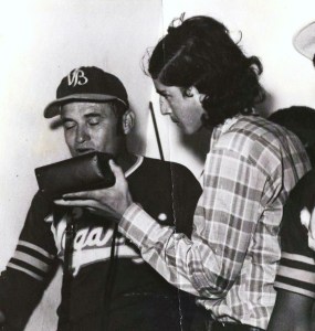     Entrevistando a otro miembro del Salón de la Fama del Deporte, Vitín Meléndez, en ocasión del equipo AA de Vega baja ganar la serie de Puerto Rico. JUNIOR ABRAMS