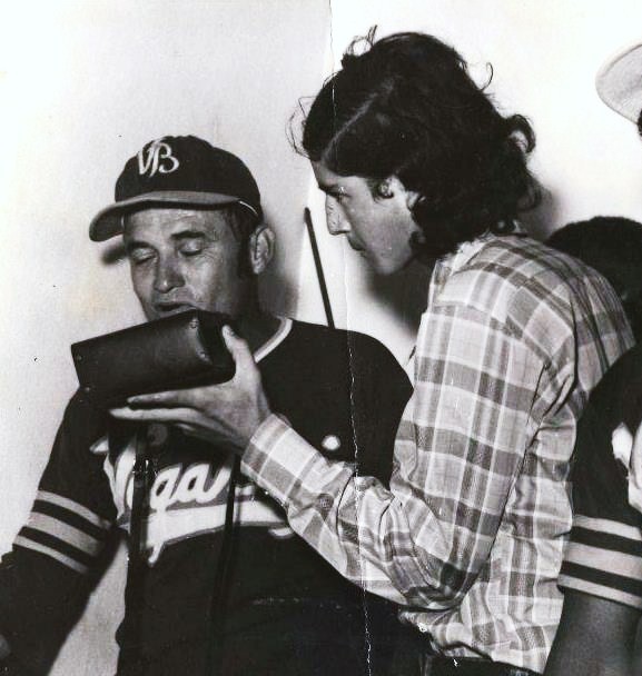     Entrevistando a otro miembro del Salón de la Fama del Deporte, Vitín Meléndez, en ocasión del equipo AA de Vega baja ganar la serie de Puerto Rico. JUNIOR ABRAMS