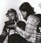 Entrevistando a otro miembro del Salón de la Fama del Deporte, Vitín Meléndez, en ocasión del equipo AA de Vega baja ganar la serie de Puerto Rico. JUNIOR ABRAMS