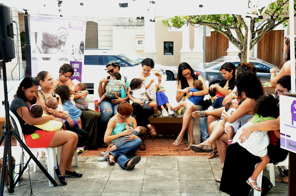Madres lactando a sus hijos en la Plaza de Recreo de Vega Baja