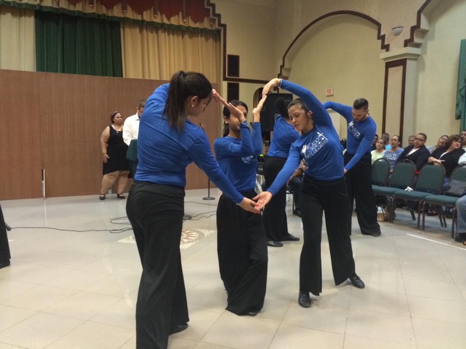 Las distintas iglesias aportan el talento de sus pastores y feligreses para propiciar imágenes de las alternativas para encontrar la felicidad mediante la espiritualidad 