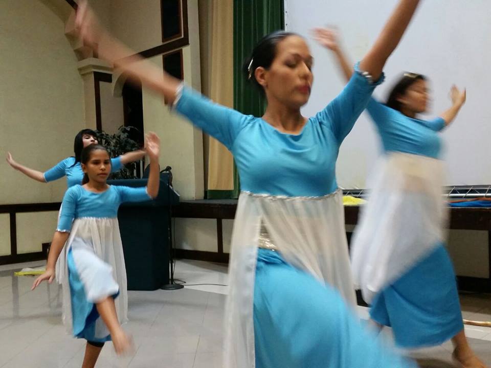 IGLESIA CANTARES DANZANTES