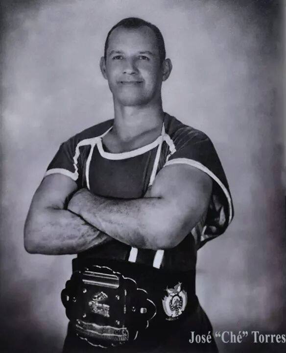 Foto donada por Ché Torres al Salón de la Fama del Deporte con uno de sus cinturones de Campeón, restaurada por Rudy Rivera