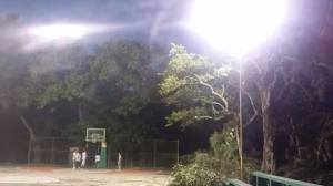 GMVB ARREGLO DE ALUMBRADO EN CANCHA BALONCESTO DE TORTUGUERO