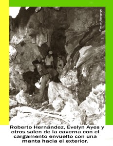 0064 Arq Otra foto Roberto y otros  transportando petroglifo fuera de las cuevas