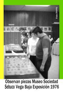 0076 Arq Exposición Museo Sibuco.  Observan Vitrinas