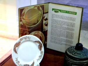 5184  LIBRO DE COCINA, PLATO QUE APARECE EN EL LIBRO Y UNA PIEZA IMITANDO CERAMICA INDIGENA