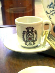 5189  Taza Caribe China con  diseño de un escudo.