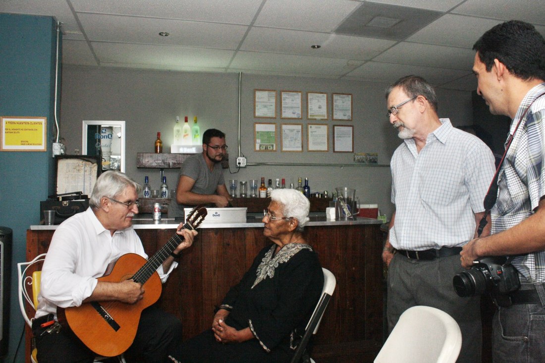 EHV JIMMY ROSARIO LE DA SERENATA A DONA AURA