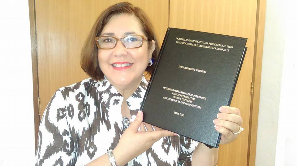 SONIA MALDONADO DE MARTINEZ CON SU TESIS Un modelo de educación cristiana para enseñar el valor honra mencionado en Éxodo 20 12