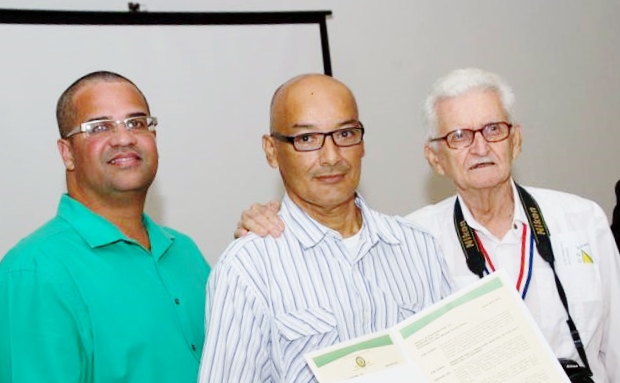 EDGAR PABON JUAN CARLOS RECIBE RESOLUCION LM Y ALCALDE Y CERTIFICADOS