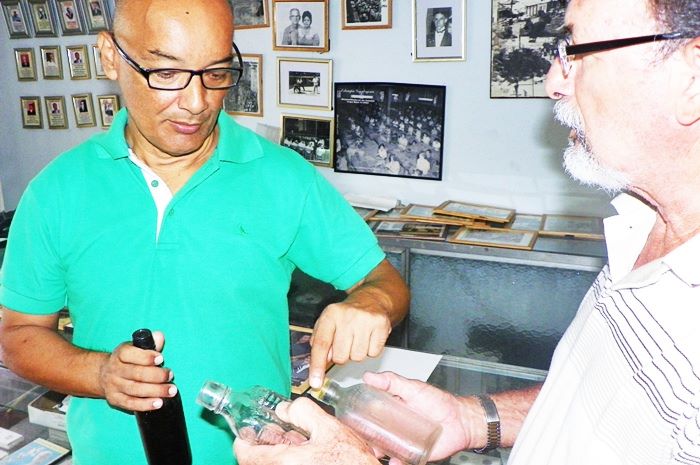 JUAN CARLOS ROSARIO EXAMINANDO BOTELLAS